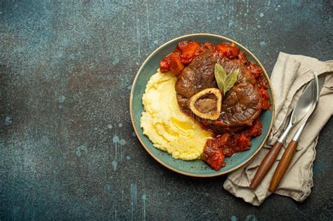 Plato de ossobuco tradicional con gremolata o salsa de tomate