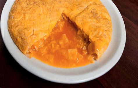 Plato de tortilla de Betanzos con textura melosa y poco cuajada