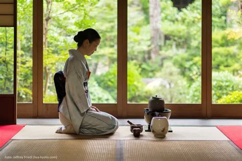 Disposición de los utensilios principales en una ceremonia del té japonesa