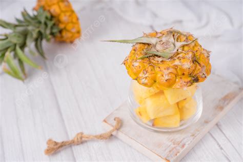 fotografía de piña fresca y diversas preparaciones culinarias con piña