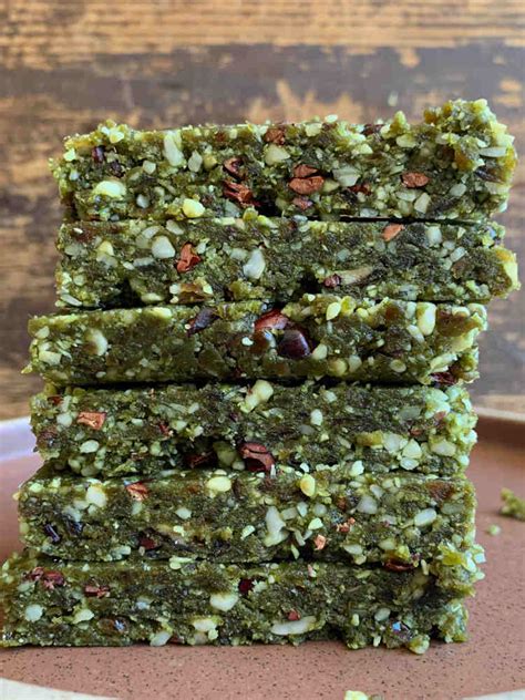 Fotografía de unas barritas energéticas de matcha y chocolate terminadas.
