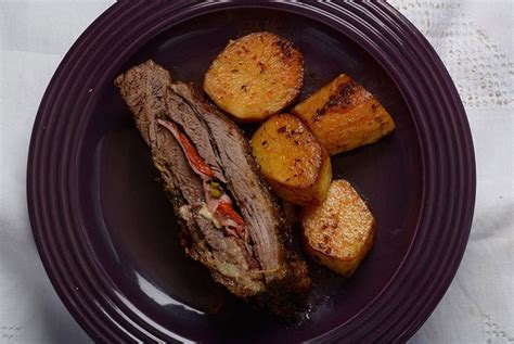 Vacío al horno con papas, presentado en un plato