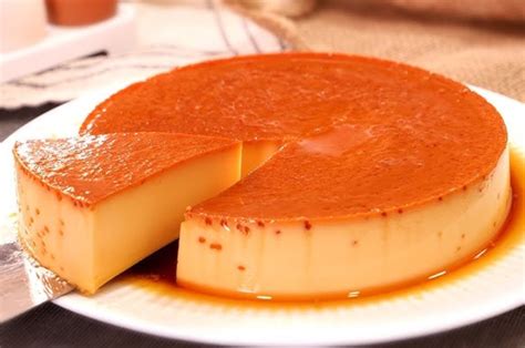Imagen de un flan de coco dorado y apetitoso, listo para ser desmoldado.