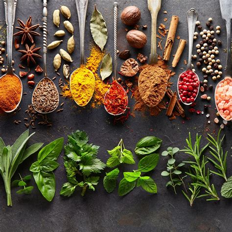 variedad de especias e ingredientes frescos para la preparación de marinadas