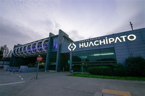 Fotografía aérea de la planta de la Compañía Siderúrgica Huachipato en Talcahuano, Chile, con énfasis en el complejo del alto horno