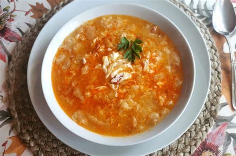 Tazón humeante de sopa castellana con ajos, pan y huevo
