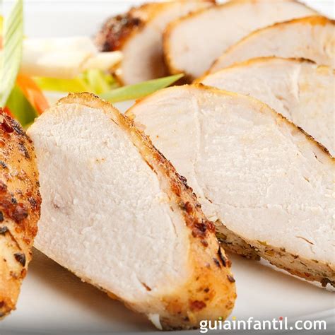 Proceso de marinado de una pechuga de pavo con una mezcla de hierbas y especias