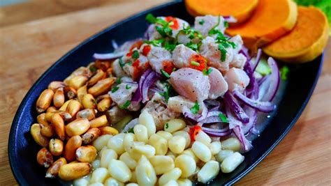 Ilustración de platos peruanos variados como ceviche, lomo saltado y ají de gallina.