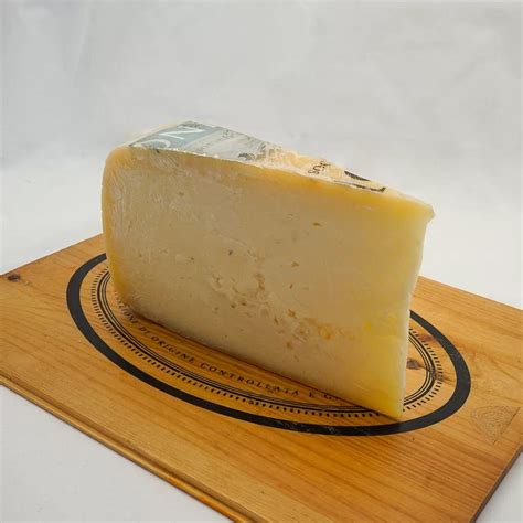 Primer plano de un queso Lincoln artesanal argentino, destacando su textura y posible apariencia rallada.