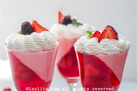 Foto de gelatina de frutilla y leche condensada en capas en copas individuales