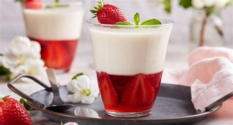 Foto de gelatina de fresa con capas de crema y frutas variadas