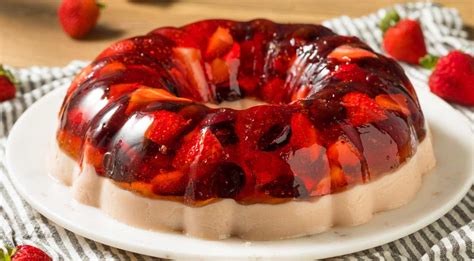 Foto de gelatina de fresa sin azúcar con capas cremosas en molde Bundt