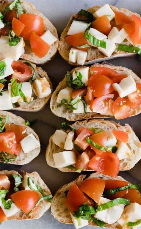 Ingredientes frescos para preparar Bruschetta Caprese