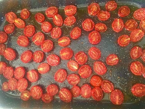 Tomates cherry asados en bandeja de horno para bruschetta