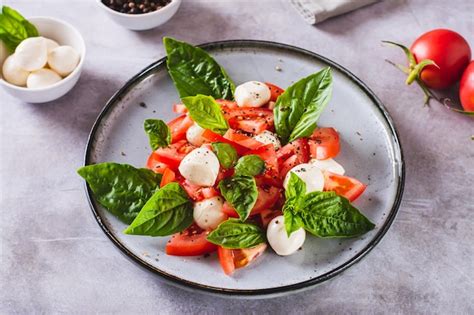 Mezcla de tomate, mozzarella y albahaca en un bol
