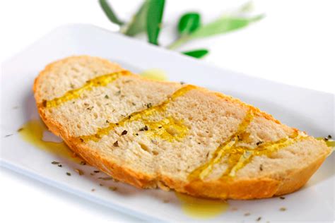 Pan tostado frotado con ajo y aceite de oliva