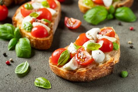 Bruschetta Caprese con tomate, mozzarella y albahaca fresca