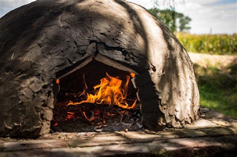 Horno de barro tradicional en funcionamiento