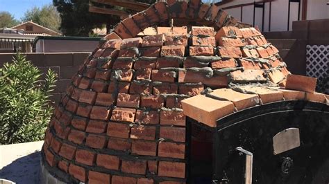 Horno de barro en proceso de curado con pequeños fuegos