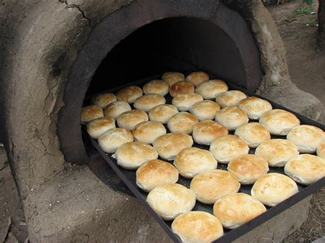Diversidad de alimentos cocinándose en un horno de barro