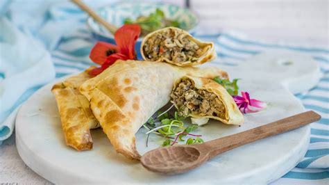 Empanadas de jurel recién salidas del horno, doradas y apetitosas