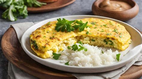Fotografía detallada de una tortilla de arroz recién hecha con granos de choclo visibles y textura dorada