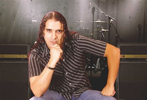 Charly Sosa interpretando la canción Mayonesa en un concierto