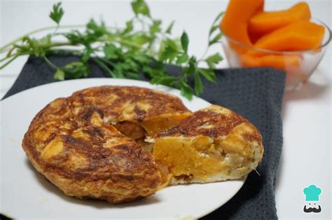 Composición de ingredientes para tortilla de calabaza, destacando la calabaza pisada, huevos y queso rallado.