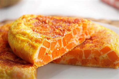 Plato de tortilla de calabaza recién hecha, mostrando su textura cremosa.