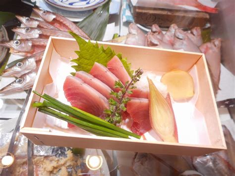 Bandeja de seis rodajas de mayoigatsuo de lujo en una pescadería japonesa
