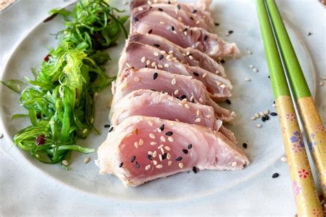 Plato de tataki de bonito con sésamo tostado y ensalada de algas wakame