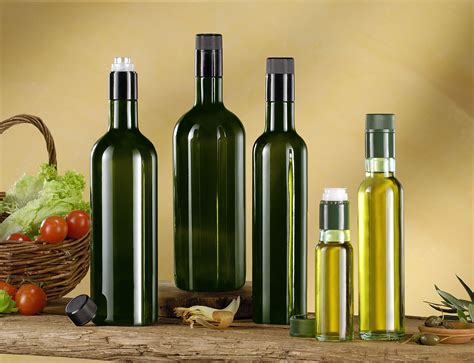 Botellas de aceite de oliva de cristal oscuro con etiquetas de diferentes hierbas