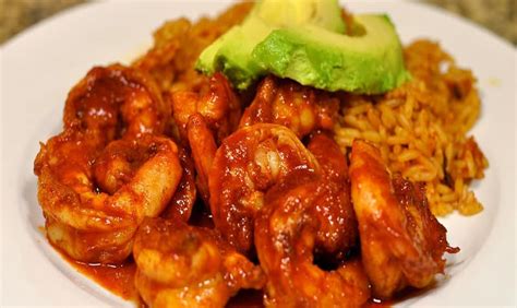 Plato terminado de camarones enchipotlados con una presentación estética y profesional