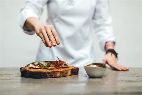 Una imagen mostrando diferentes usos del verbo 'aderezar', como sazonar comida, aliñar una ensalada, decorar un plato y adornar un espacio.