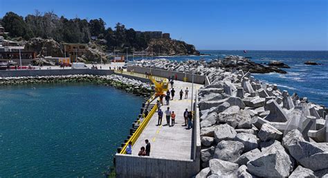 Vista panorámica de la caleta de Horcón con botes de pescadores y restaurantes a orillas del mar.