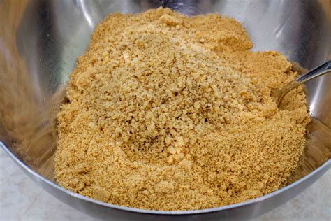 Ingredientes organizados para preparar los confites: bol de manjar, nueces troceadas y galletas molidas