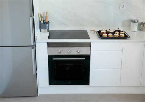 Foto de un horno compacto instalado a la altura de la vista
