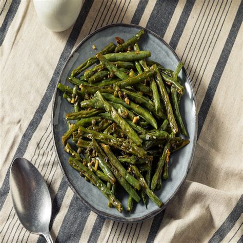 Frituras de porotos verdes doradas y listas para servir.