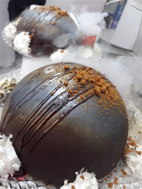 fotografía de las esferas de chocolate siendo ensambladas