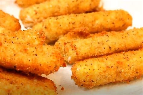 Fotografía de palitos de queso recién fritos con una textura crujiente y dorada