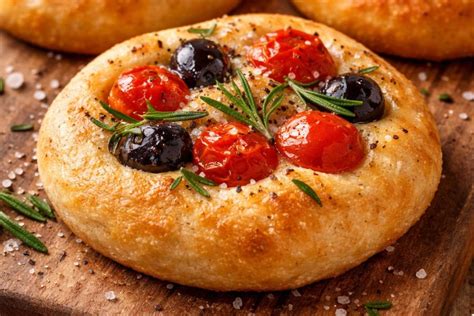 Variedad de focaccias con diferentes aderezos (aceitunas, romero, tomates secos)