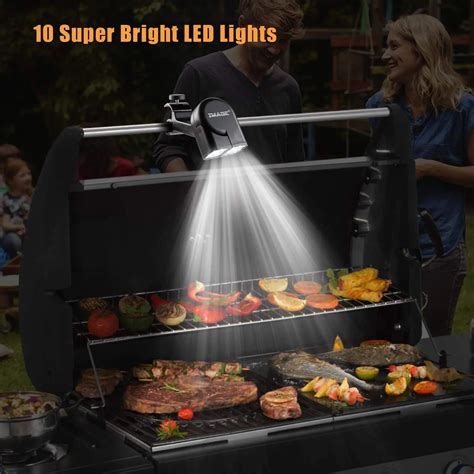Ilustración de una parrilla iluminada por una luz LED durante un asado nocturno