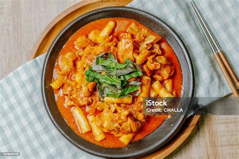 Plato de Dakgalbi cocinándose en una sartén grande en el centro de la mesa