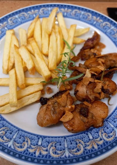 Plato de rebozuelos al ajillo con bellotas fritas y rodajas de mandioca crujientes