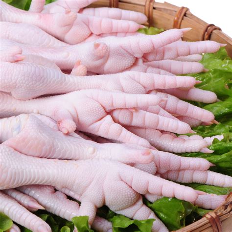 Collage de diferentes preparaciones de patas de pollo de diversas culturas