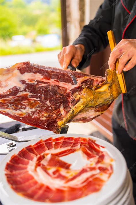 Cuchillo salmonero cortando finas lonchas de jamón