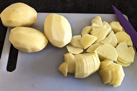 Infografía mostrando los pasos para cortar y freír patatas para Moules Frites.