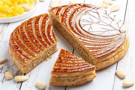 Fotografía de una galette des rois francesa