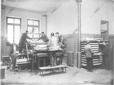 Fotografía antigua de una pastelería madrileña del siglo XIX