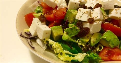 Ensalada con queso fresco, aguacate y jitomates, aderezada con vinagreta